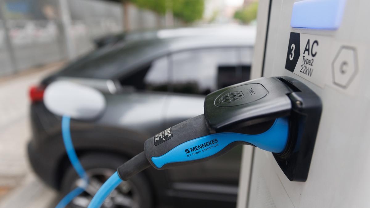 Samochody elektryczne o największym zasięgu na rynku, których cena może zostać obniżona dzięki wsparciu finansowemu w ramach Moves Plan.