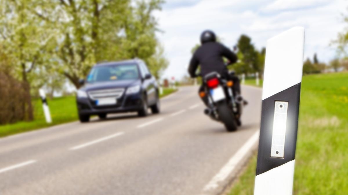 Nem na autoestrada nem na cidade: estes são os trajetos que mais preocupam a DGT porque representam quase 70% dos acidentes mortais.