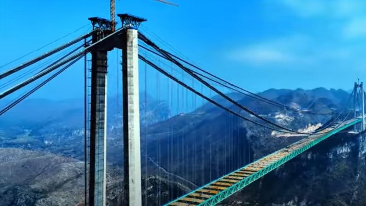 China trotseert hoogtevrees met hoogste brug ter wereld: 625 meter boven de leegte