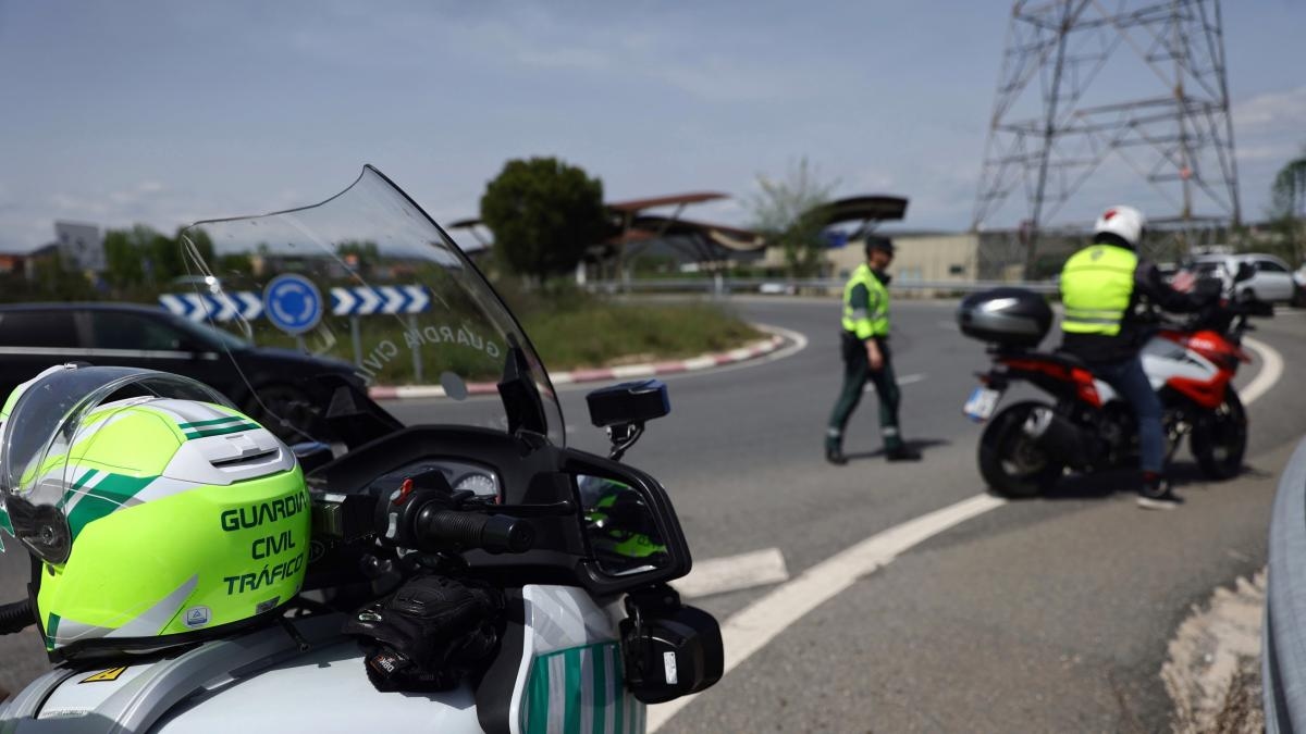 Civil Guard warning to all of Spain: This is the "most important thing" you should do if you see an accident on the road.