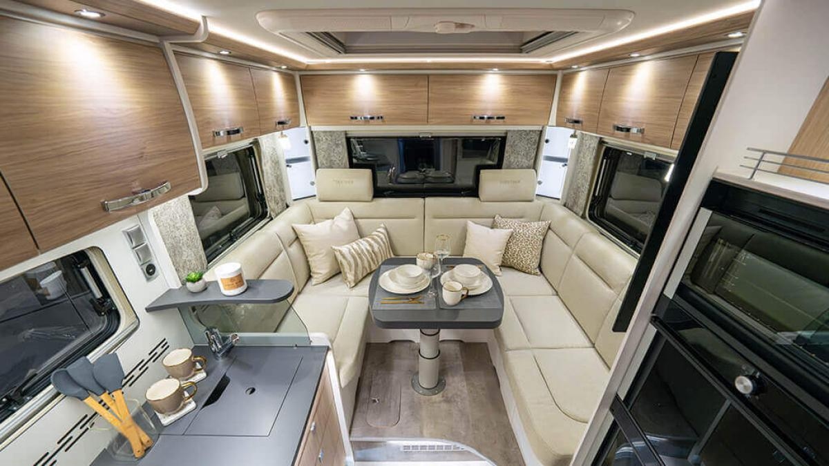 Así es la autocaravana compacta con camas dobles y espacios bien aprovechados para parejas