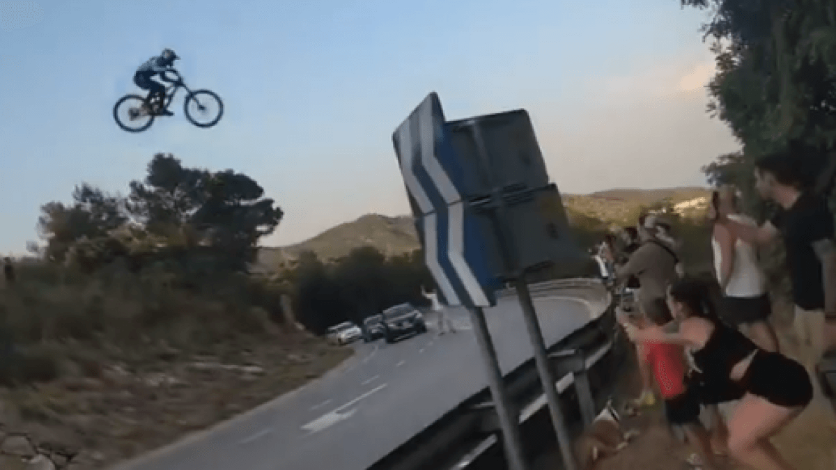 Cyclist daredevil in Badalona: shocking jump into the void, with a homemade ramp, over the road leading to Montcada