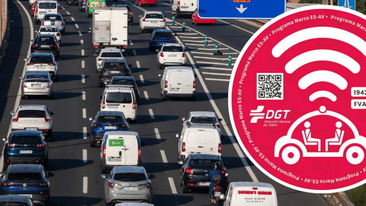 Nouveau badge rouge DGT : ce que cela signifie et quelles voitures doivent l'avoir pour circuler sur les routes et autoroutes espagnoles.