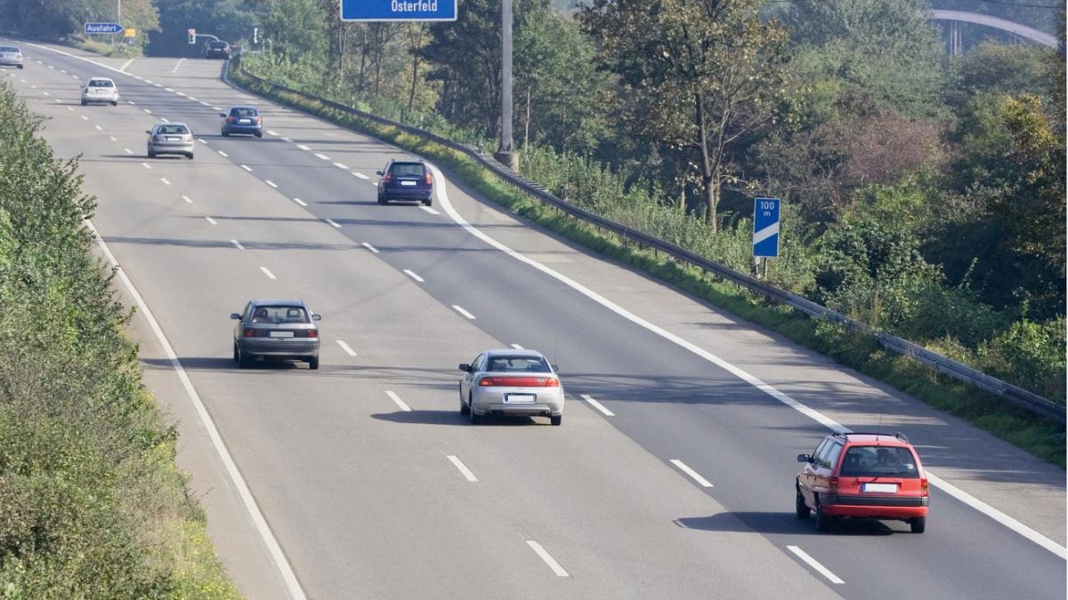 Sorpasso a destra: quale conducente riceve la multa, tu o il conducente lento nella corsia di sinistra?