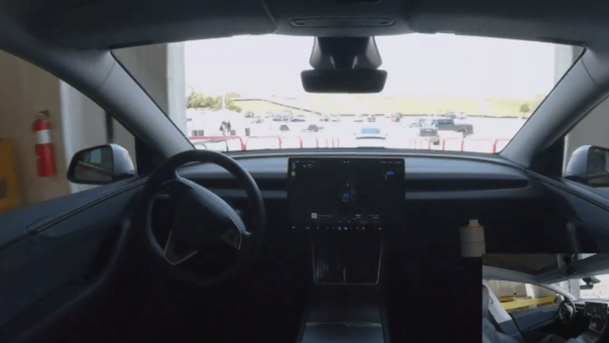 Inversione di marcia presso i concessionari: arriva la prima consegna di una Tesla Y senza conducente e in modalità autonoma al suo nuovo proprietario.