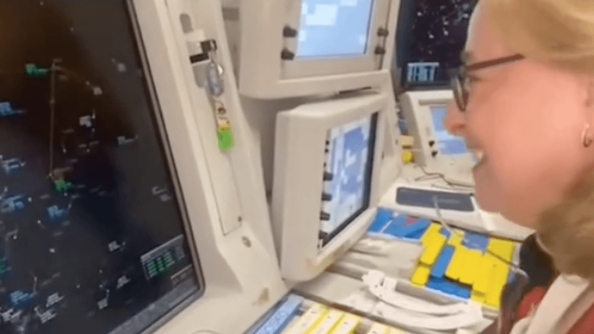 A young pilot's emotional surprise for his air traffic controller mother on the last day before her retirement: "Thank you for being our eyes when we're up here."