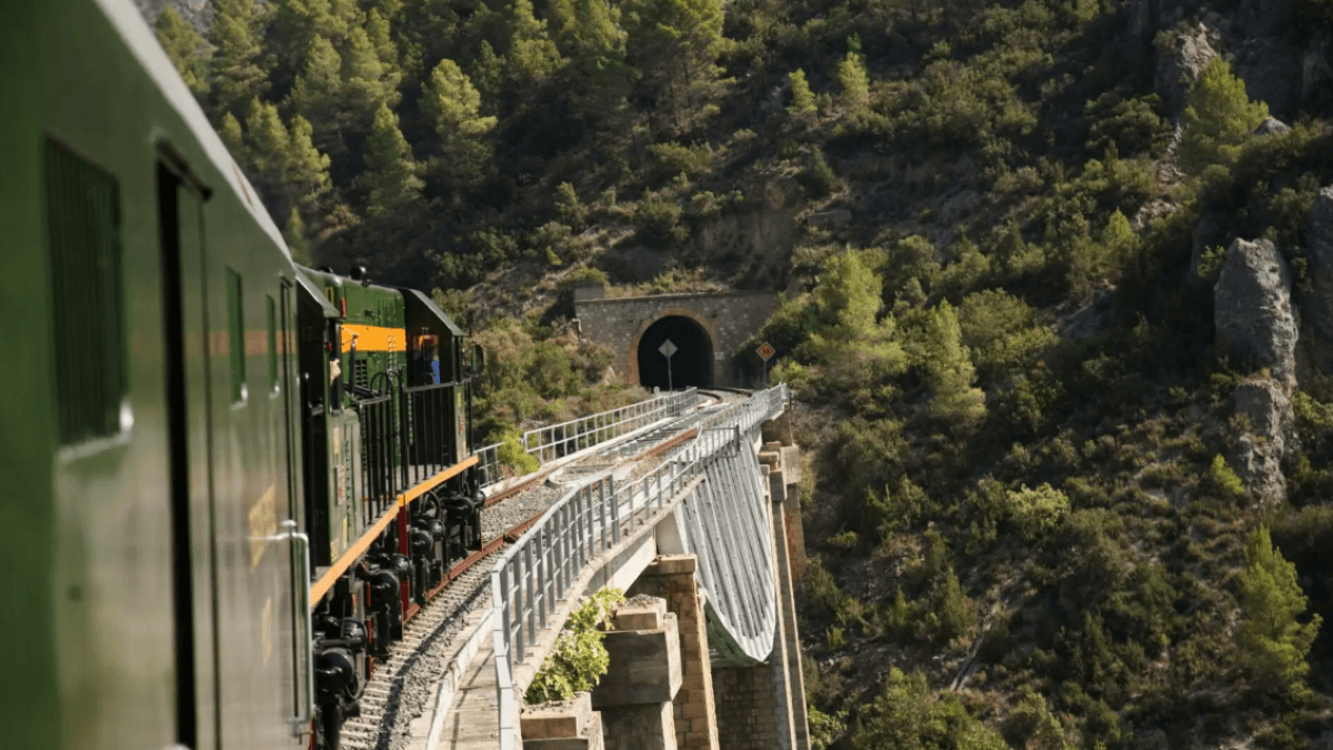De Catalaanse panoramatrein keert terug voor een spectaculaire reis door meren, tunnels, bruggen en bergen.