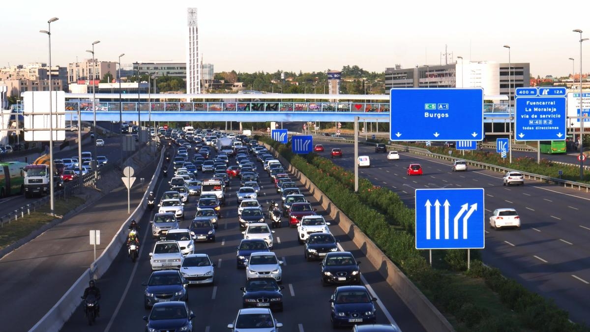 DGT'nin motosikletlilerin yol kenarında seyretmesine izin veren tedbiri henüz sonuçlanmadı: Bunlar, şu anda para cezası riski olmadan motosikletin kullanılmasına izin veren istisnalar.