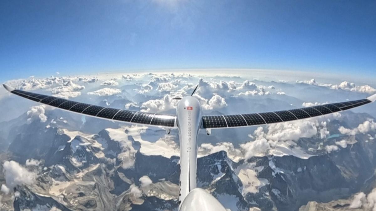 Pilota svizzero batte il record di altitudine per un aereo alimentato a energia solare
