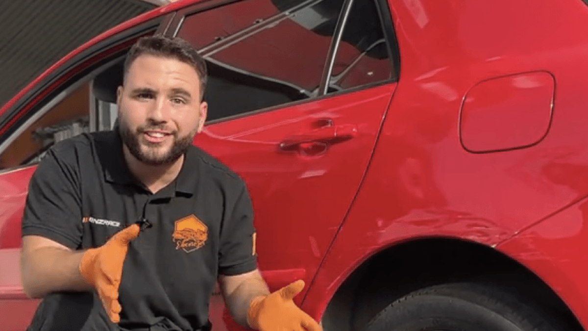 Juan José, mecánico: “Al cambiar la rueda con el gato puesto, pon la nueva debajo por si acaso, así ni nos cargamos el coche no nos pilla la mano”