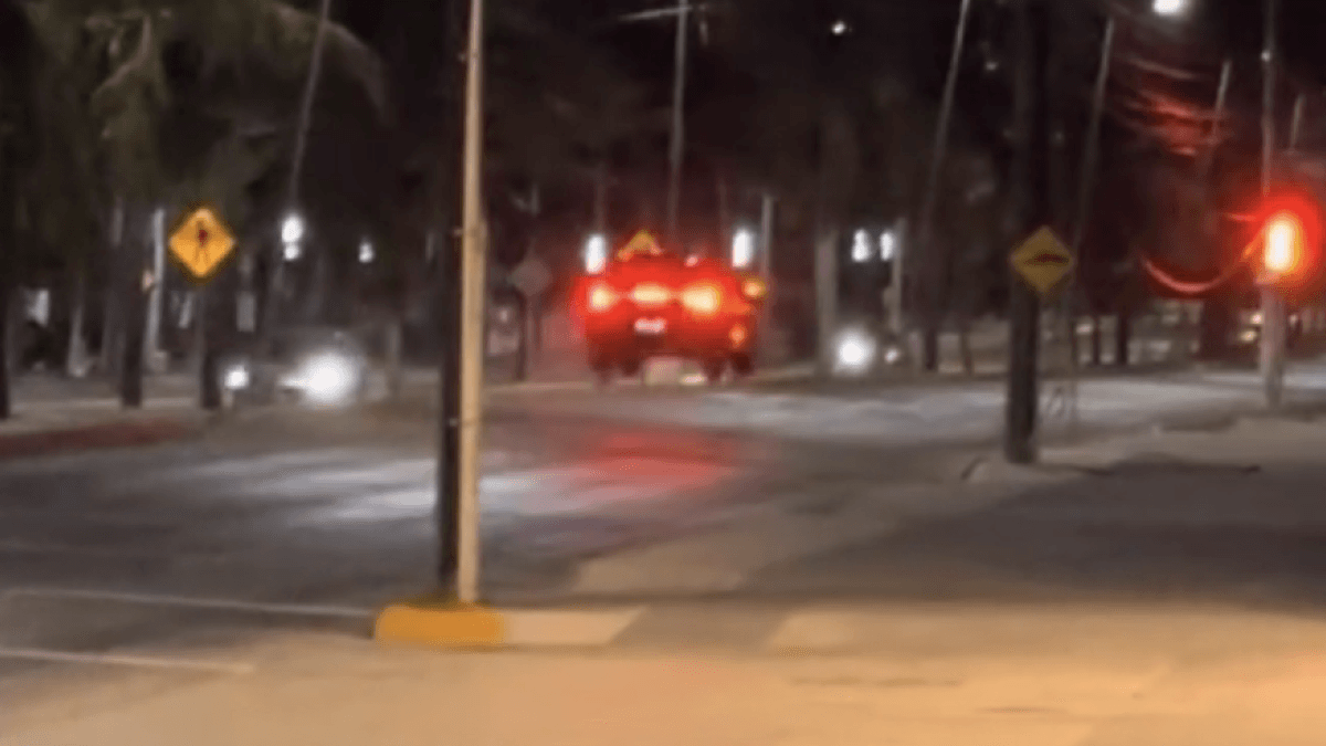 Graba desde una gasolinera el paso de los coches por un bache sin señalizar y la gente alucina: “Después de eso bajó la radio”