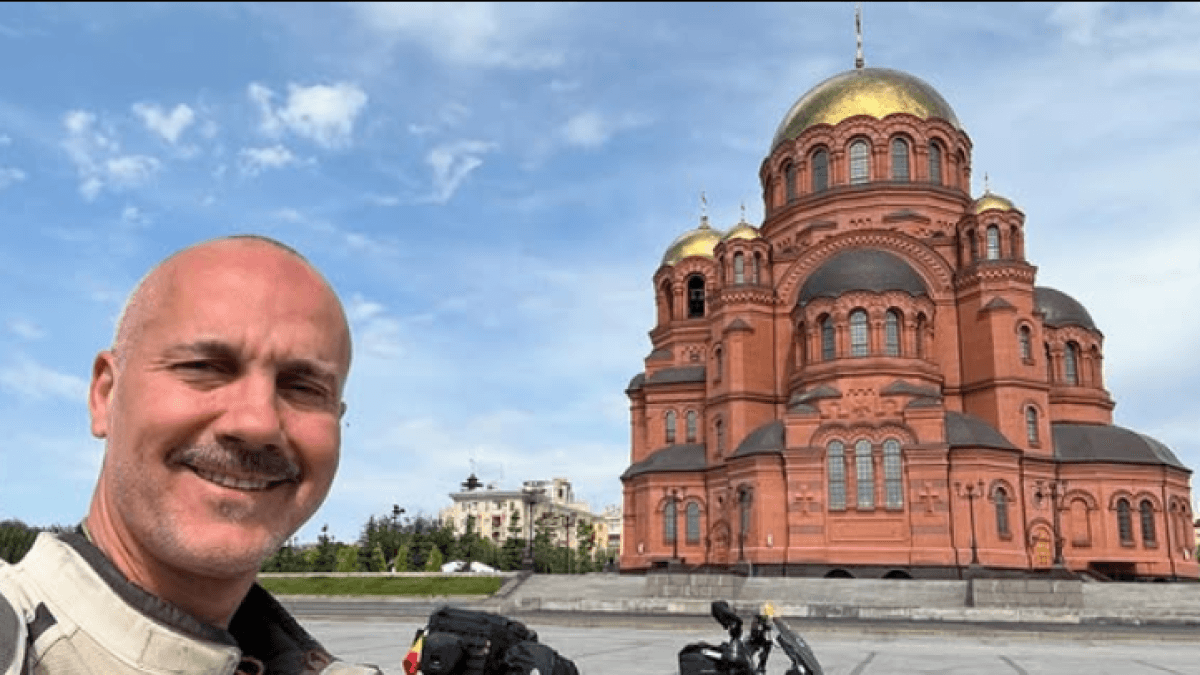 “Estaba cruzando Siberia en moto y dos rusos enormes me llamaron y me dieron comida y bebida. Todo muy bien hasta que me dijeron que eran mercenarios del Grupo Wagner”