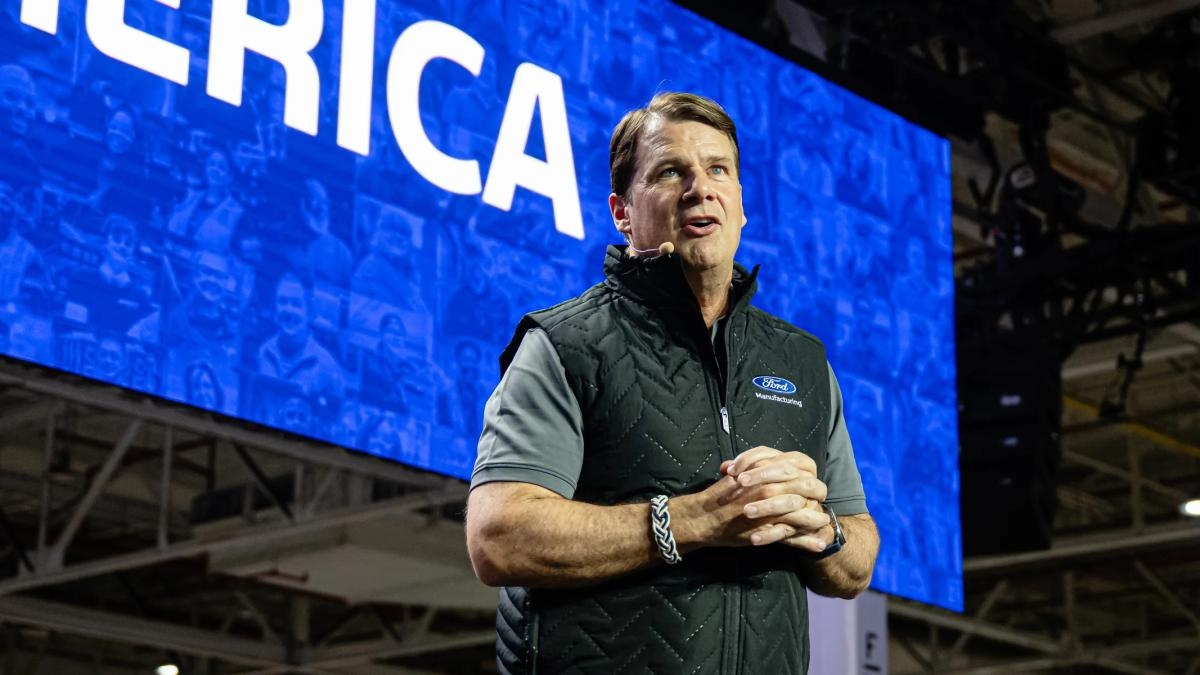 O CEO da Ford, Jim Farley: “O Modelo T não mudou o mundo sozinho. 122 anos depois, a Ford não está apenas fabricando outro carro, estamos reinventando a maneira como os carros são construídos.”