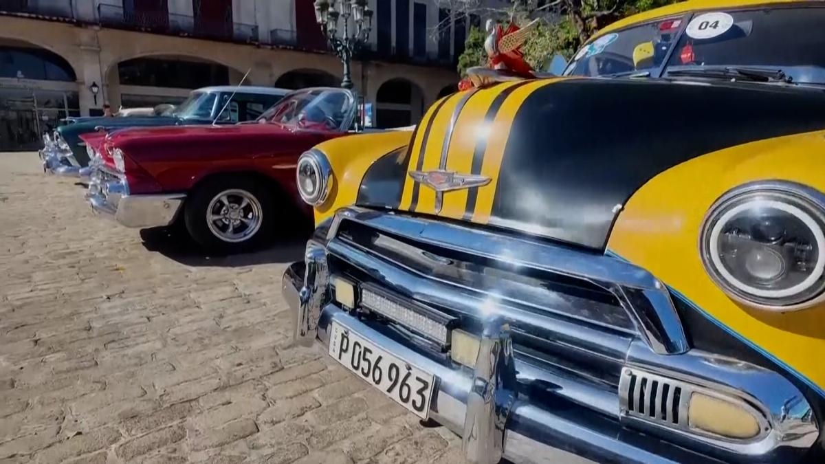Знаменитые старинные автомобили Кубы проезжают по улицам Гаваны.