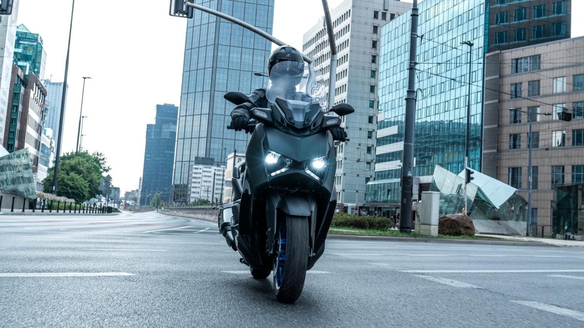 Şehir içi ve şehirlerarası seyahati uygun fiyata birleştirmek için en iyi hacimli beş adet 300cc scooter.