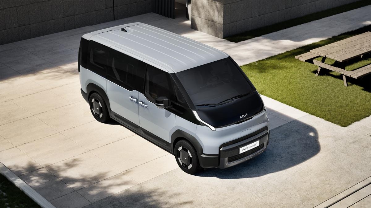 Kia reinvents the minivan concept with its futuristic and minimalist PV5, an electric vehicle that arrives in Spain from 25,000 euros.