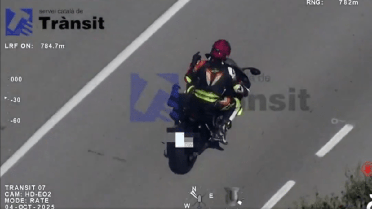 A motorcyclist warns other drivers of the presence of the Traffic helicopter, but ends up being fined for an infraction that people don't understand: "Have you lost your mind?"