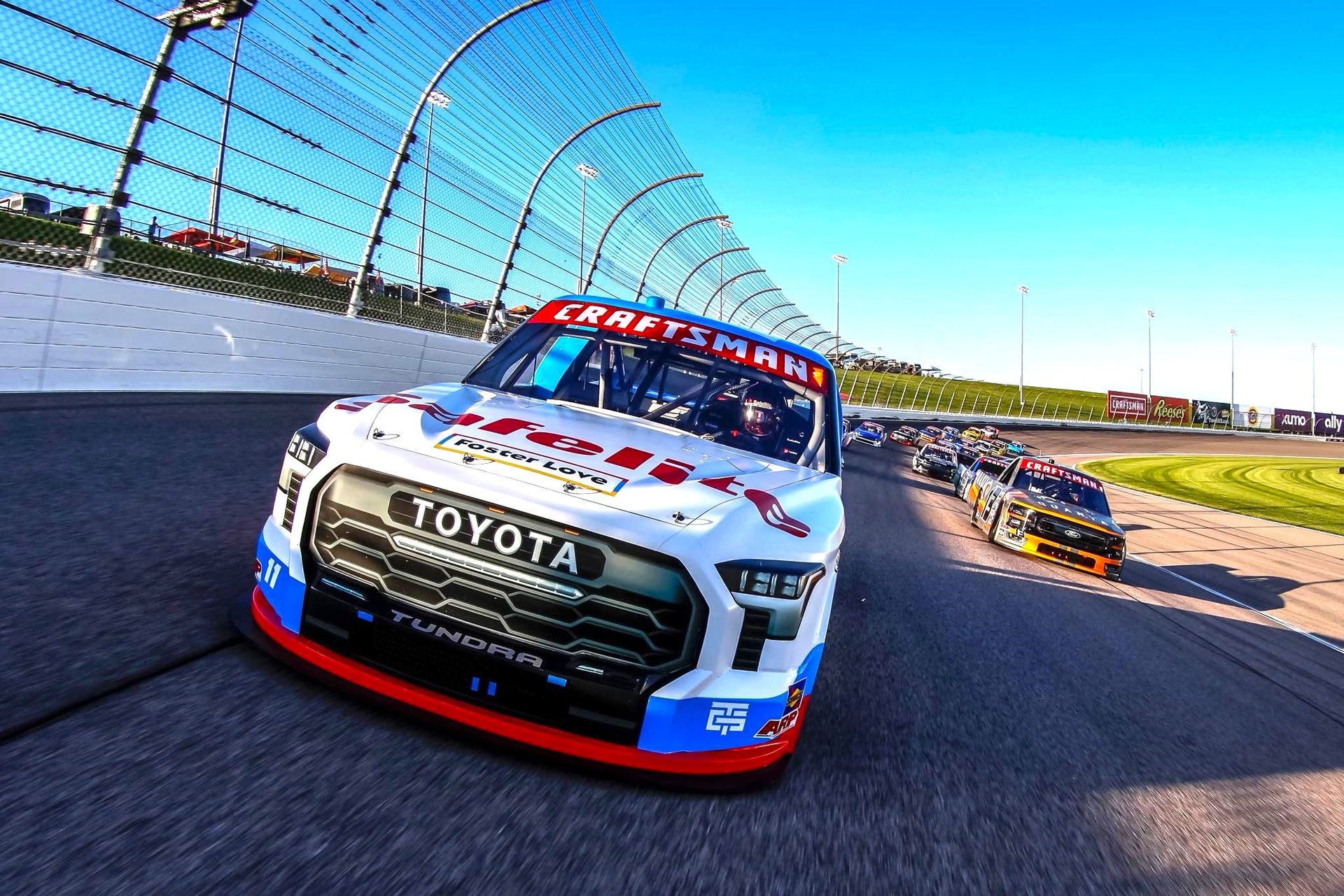 COREY HEIM DIRIGE PELO CAMPO NO FINAL PARA LIDERAR A TOYOTA NO KANSAS