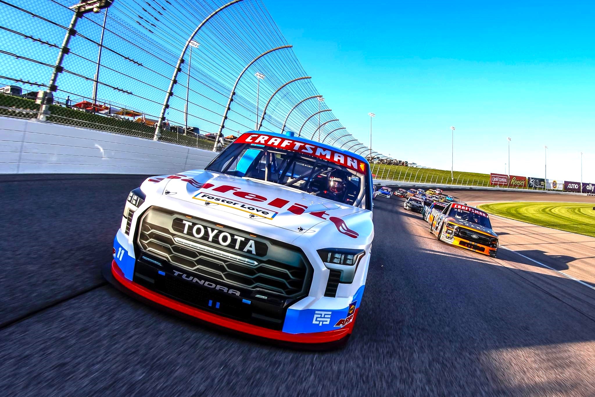 COREY HEIM DIRIGE PELO CAMPO NO FINAL PARA LIDERAR A TOYOTA NO KANSAS