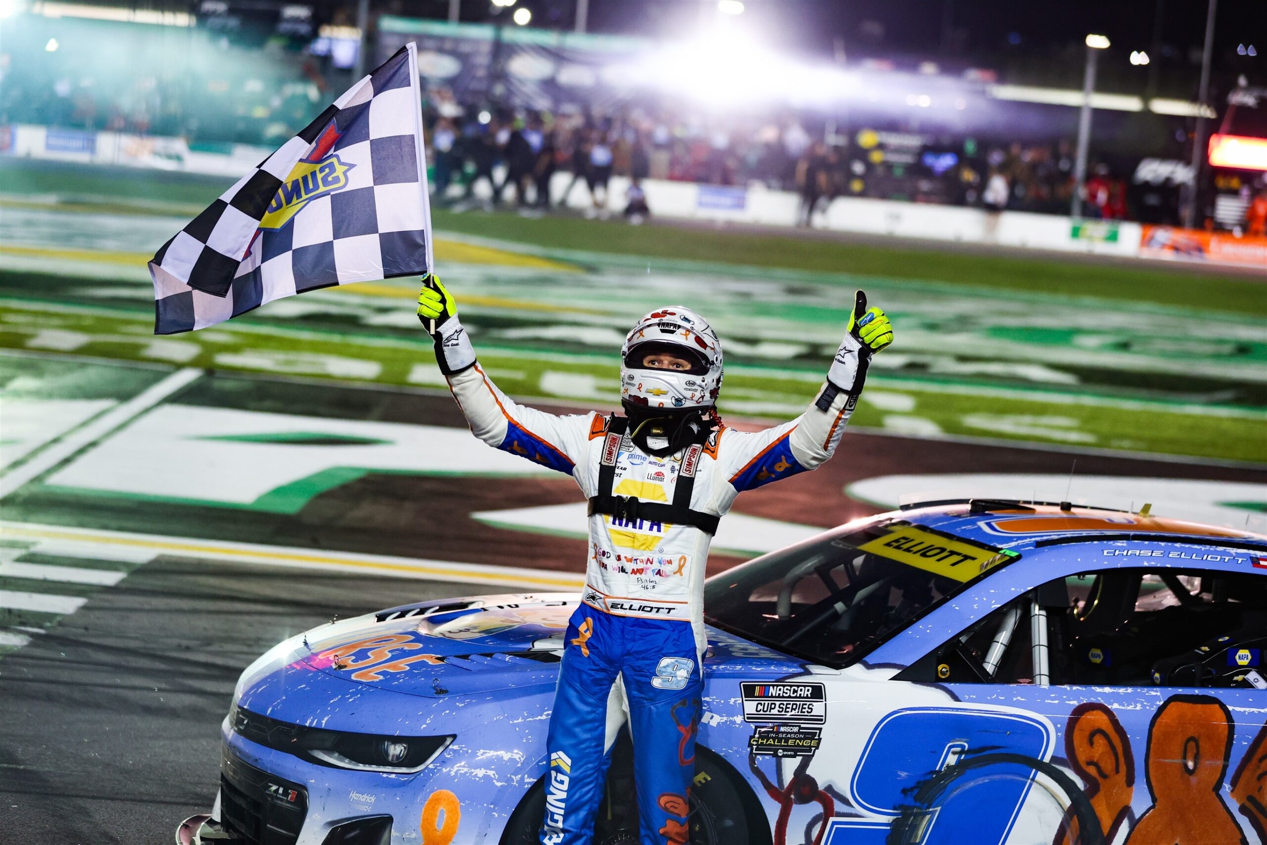Chase Elliott consigue su primera victoria de la temporada en EchoPark Speedway