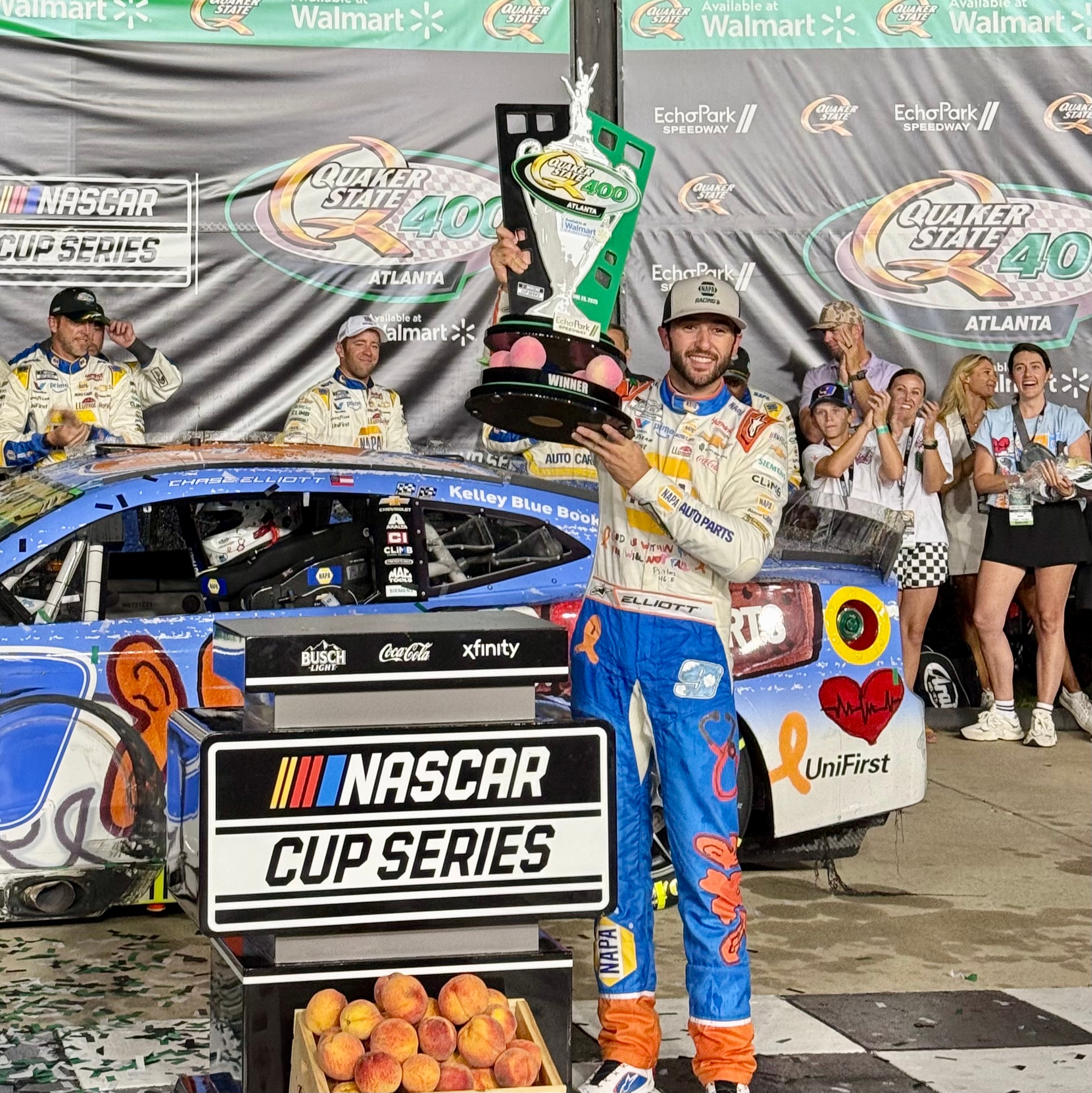 CHASE ELLIOTT CONSIGUE UNA VICTORIA ELECTRIFICANTE EN LA QUAKER STATE 400 EN ATLANTA