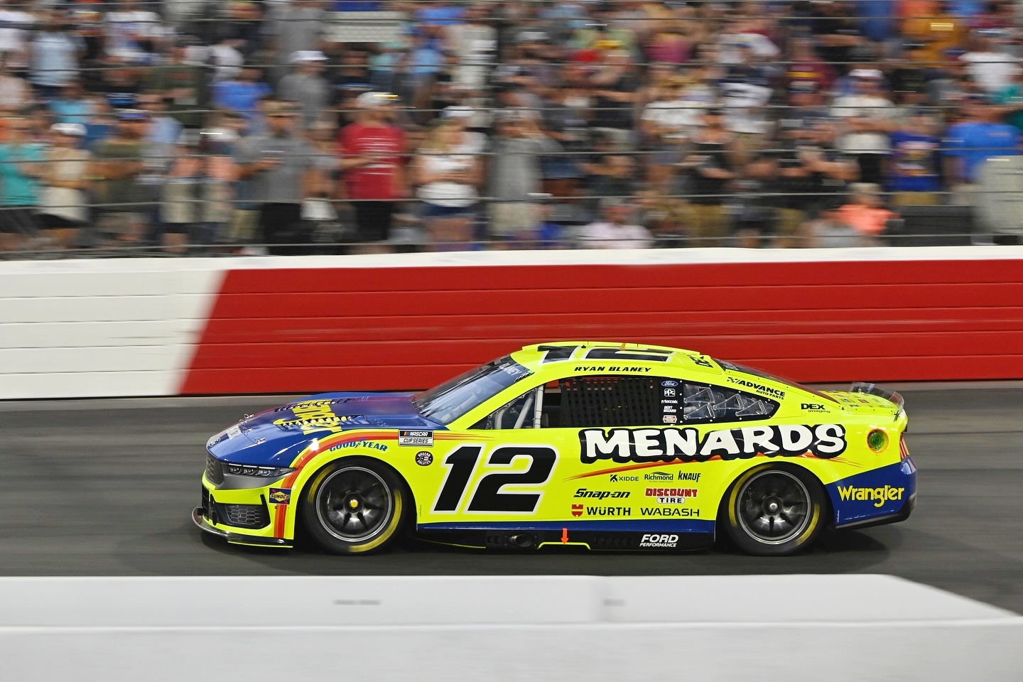 Ryan Blaney consigue una victoria destacada en Nashville