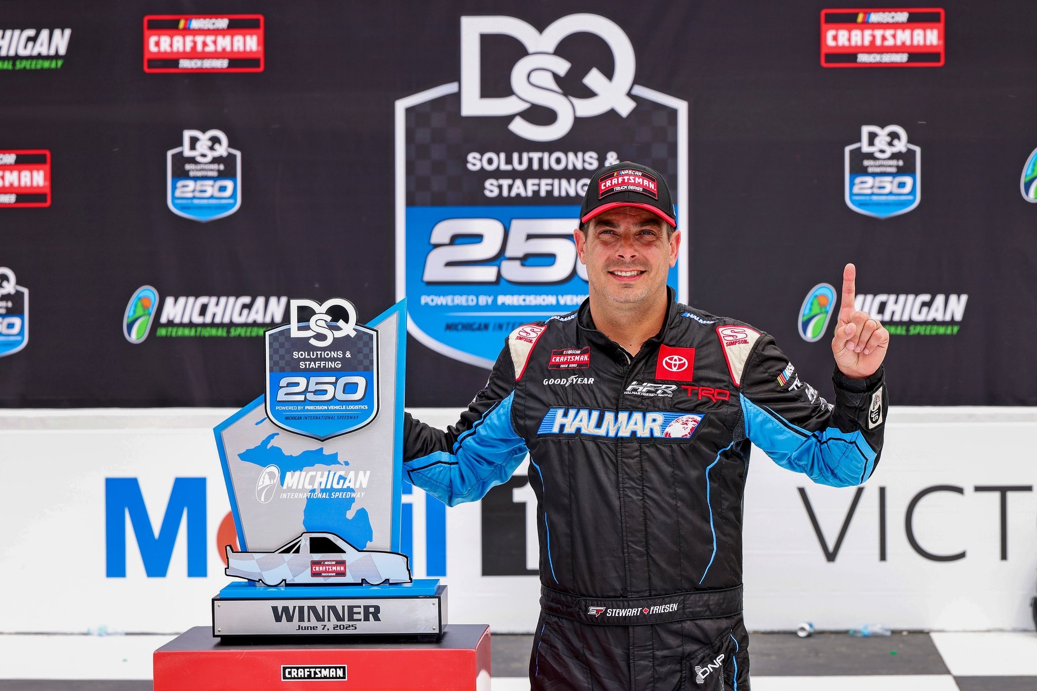 Стюарт Фризен прерывает серию из 72 гонок без побед в гонках Truck Series в Мичигане