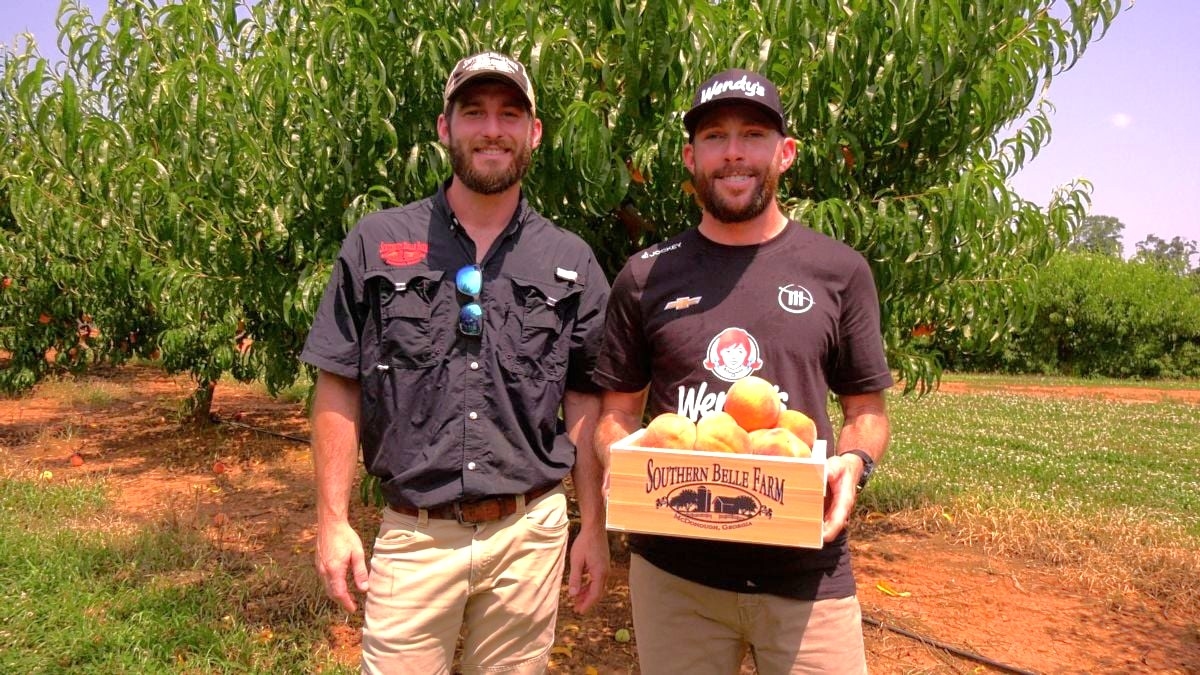 AS PAIXÕES DE ROSS CHASTAIN POR CORRIDAS E AGRICULTURA SE UNEM EM UM TOUR PELA FAZENDA SOUTHERN BELLE
