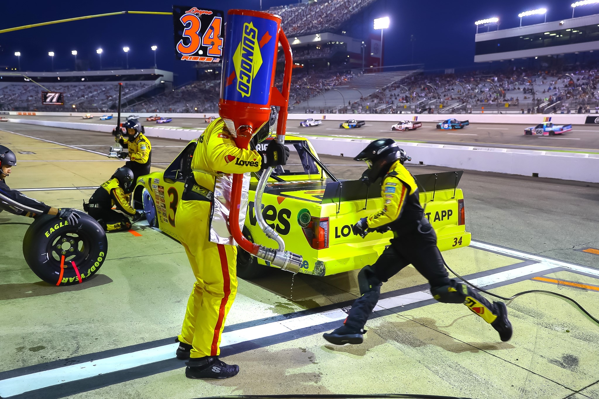 Riggs behaalt ticket voor achtste finales met overwinning in de Truck Series in Bristol