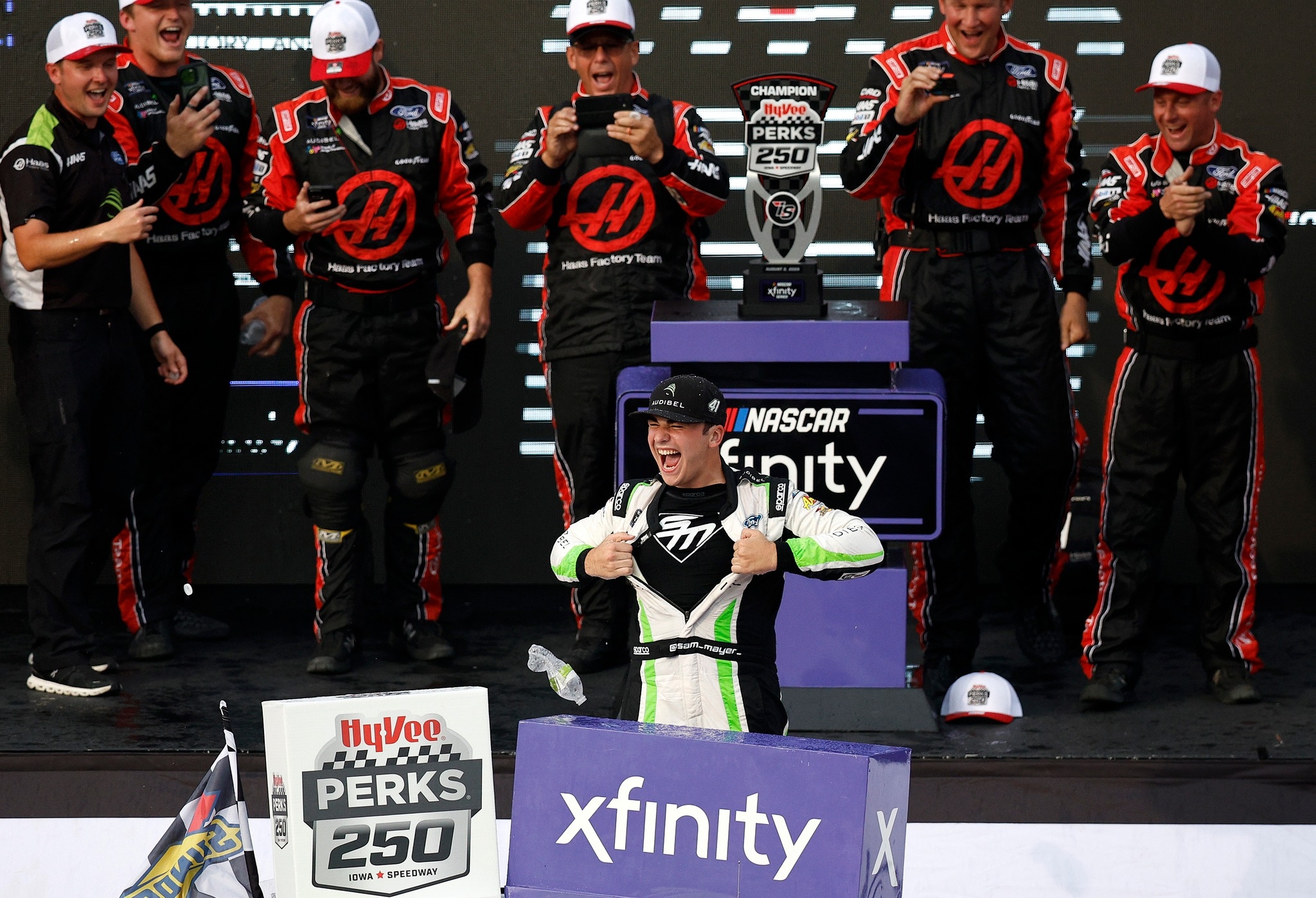 Sam Mayer wygrywa serię NASCAR Xfinity dla Forda w Iowa