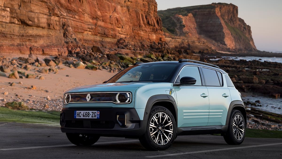 Charmoso e prático: Primeiro passeio com o novo pequeno carro retrô Renault 4