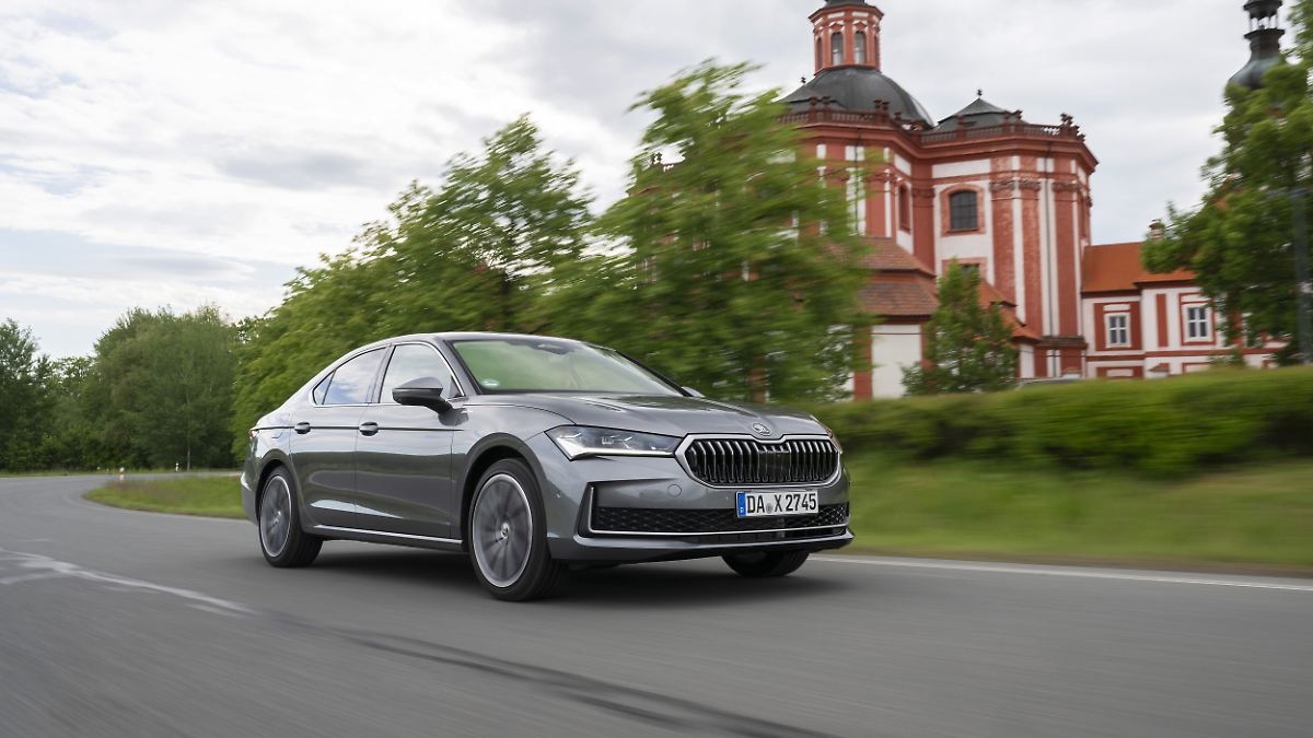 Czech traditionalist: Skoda Superb iV - a fine part-time electric car