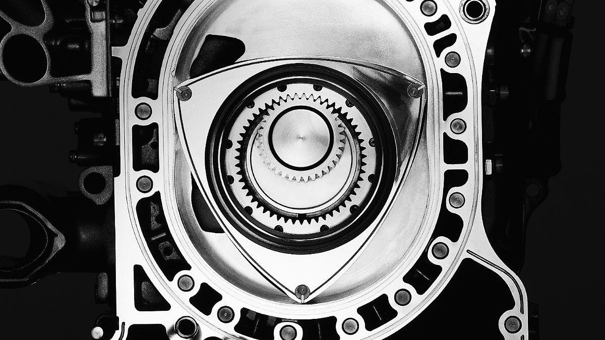 Triangular rotor instead of piston: How does a Wankel engine actually work?