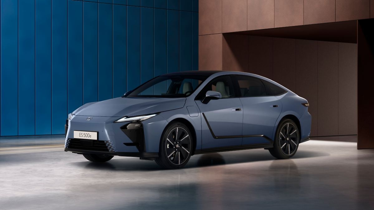La clase ejecutiva se vuelve emotiva: estreno europeo del Lexus ES: elegante en color y forma