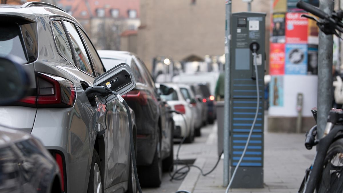Differenza media di 2243 euro: si riduce il divario di prezzo tra auto elettriche e a combustione
