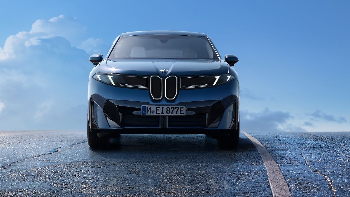 New hope with power: BMW iX3 celebrates world premiere - the retro technology wonder weapon