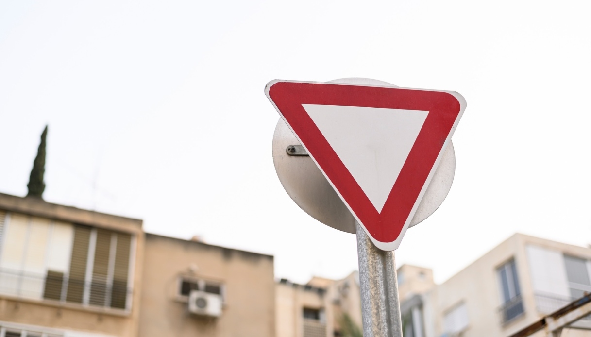 Segnali di precedenza: dare precedenza, stop, incroci regolati