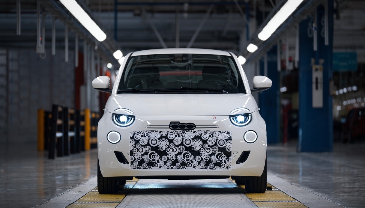 Fiat ensambla los primeros ejemplares del nuevo 500 híbrido en Mirafiori
