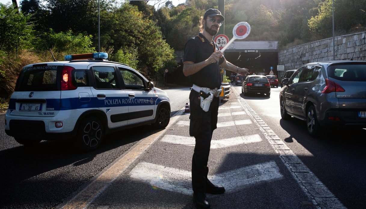 Hij rent de verkeerde kant op en valt de politie aan: een filmscène in Rome