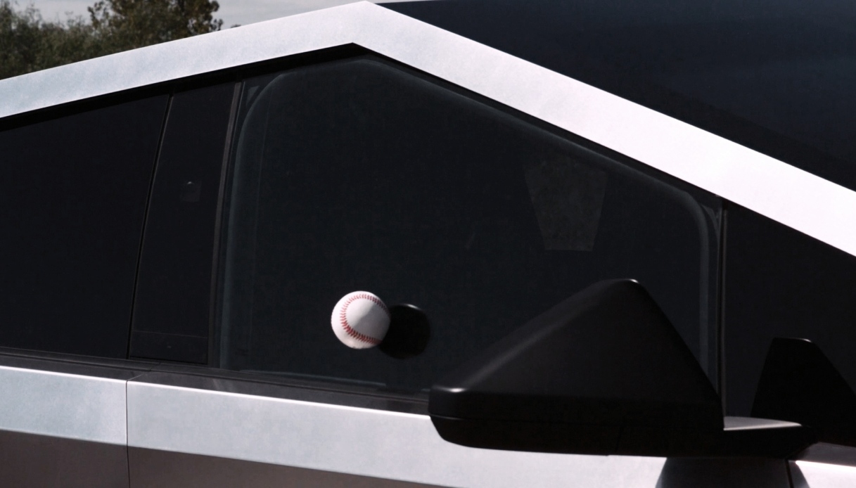 Cybertruck attraversa un lago, il video virale scuote il web