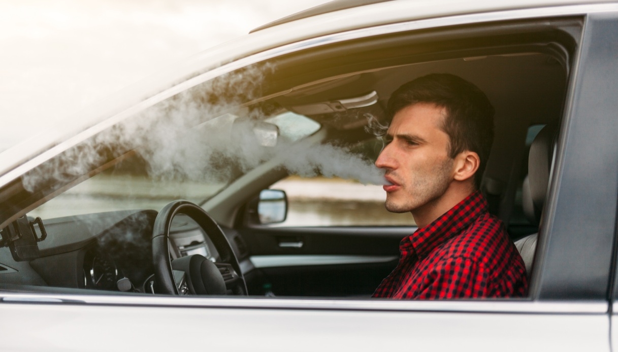 Cannabis e patente, cosa prevede oggi il Codice della Strada e quando scatta il ritiro
