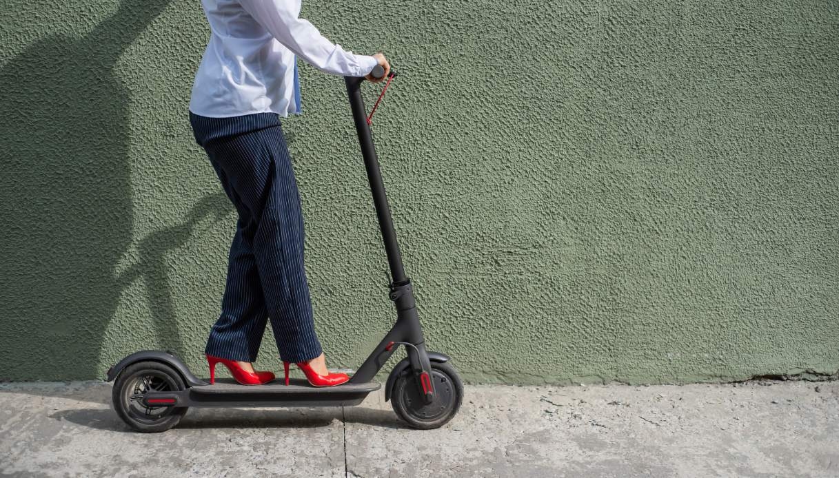 ¿Se puede aparcar un patinete eléctrico en las aceras de la ciudad o está prohibido?