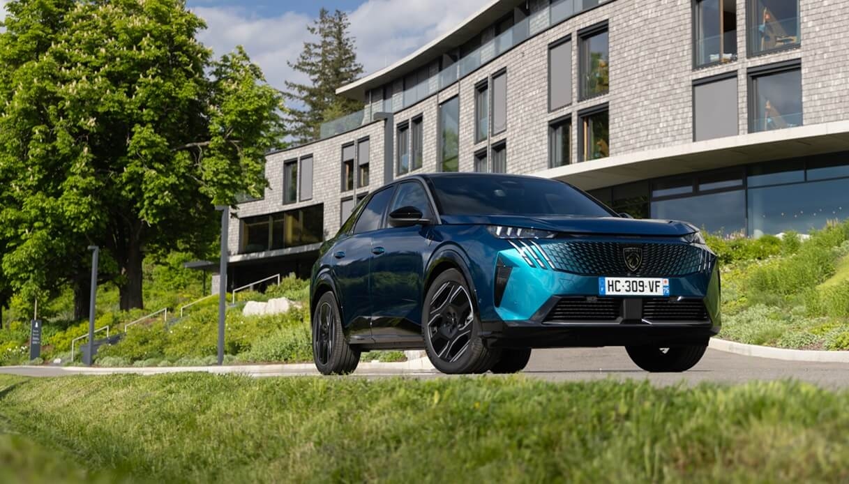 Peugeot amplia la sua gamma C-SUV con il nuovo propulsore Electric 325 Dual Motor
