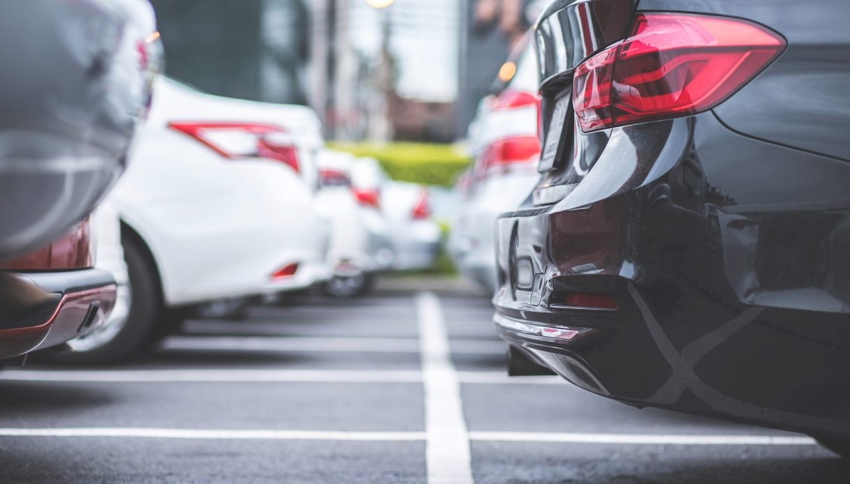 Uw auto terugbrengen aan het einde van de huurperiode: wat wordt er gecontroleerd, toegestane schade en welke boetes kunt u vermijden?