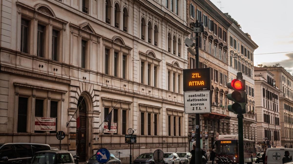 ZTL (зона ограниченного движения) в Риме больше не будет ограничивать движение дизельных транспортных средств стандартов Евро 4 и 5; регион одобряет этот план.