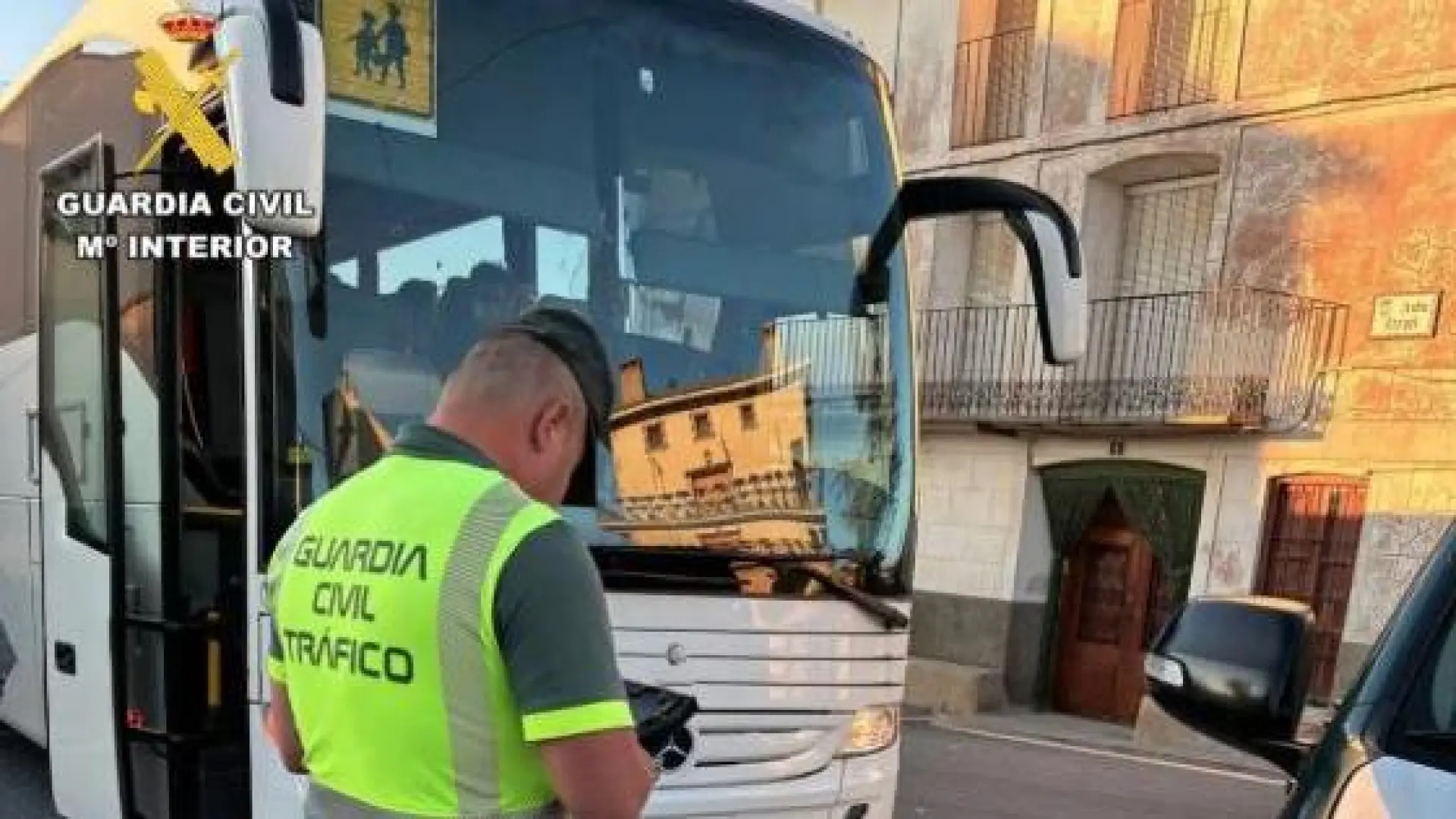 A Guarda Civil denuncia e imobiliza um motorista de ônibus escolar duas vezes em cinco dias por testar positivo para drogas.