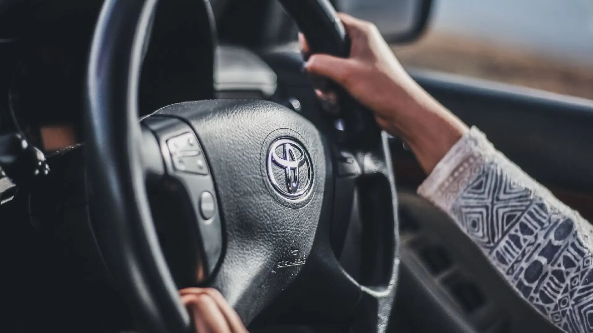 Driving at 17? The DGT, experts, and victims support it, but put the spotlight on the guardian.