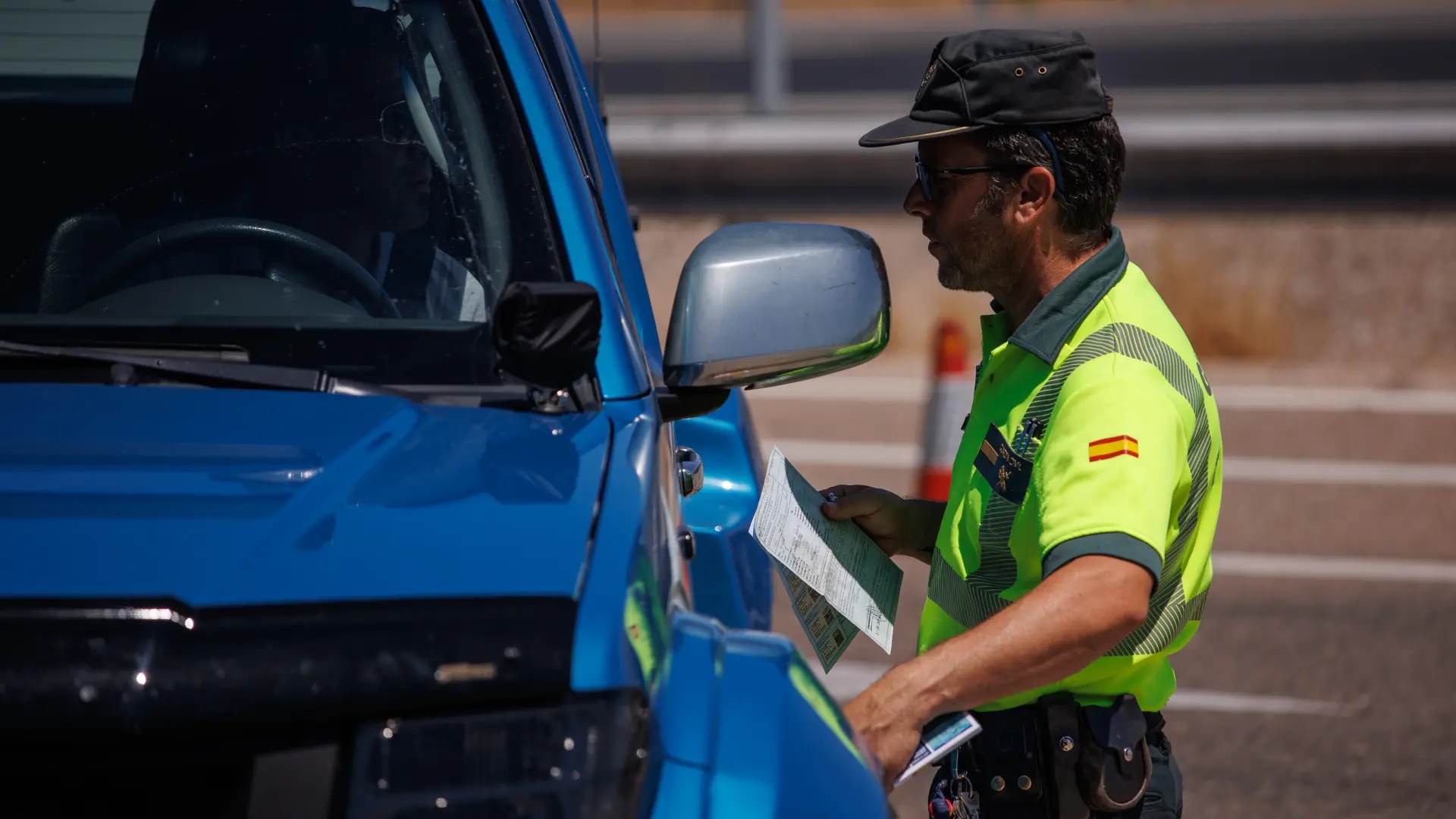 Czy Gwardia Cywilna ma prawo nałożyć na mnie mandat, nie zatrzymując mnie?