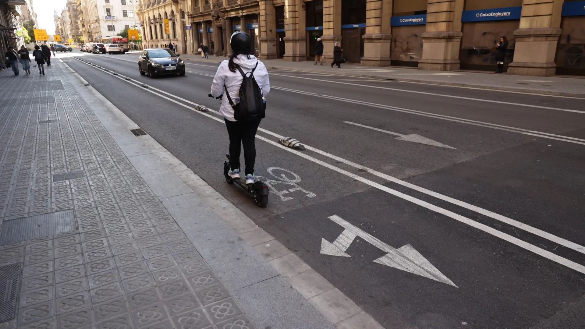 A study reveals that 93% of scooter users in Barcelona are unaware of the requirement to use them starting in 2026.