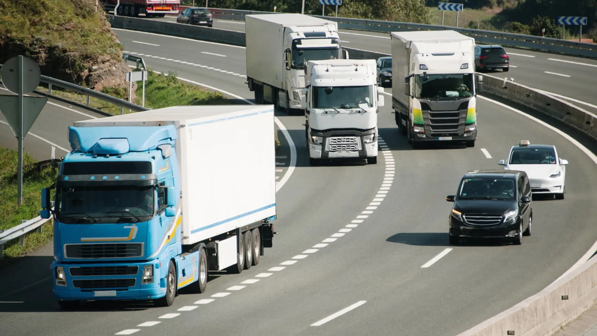 Overtaking between trucks is prohibited: the road that limits this maneuver in certain circumstances